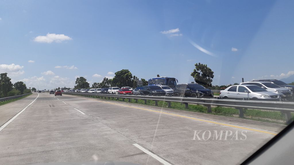 Kepadatan arus lalu lintas di Tol Mojokerto menuju ke arah Kertosono, Minggu (23/4/2023).