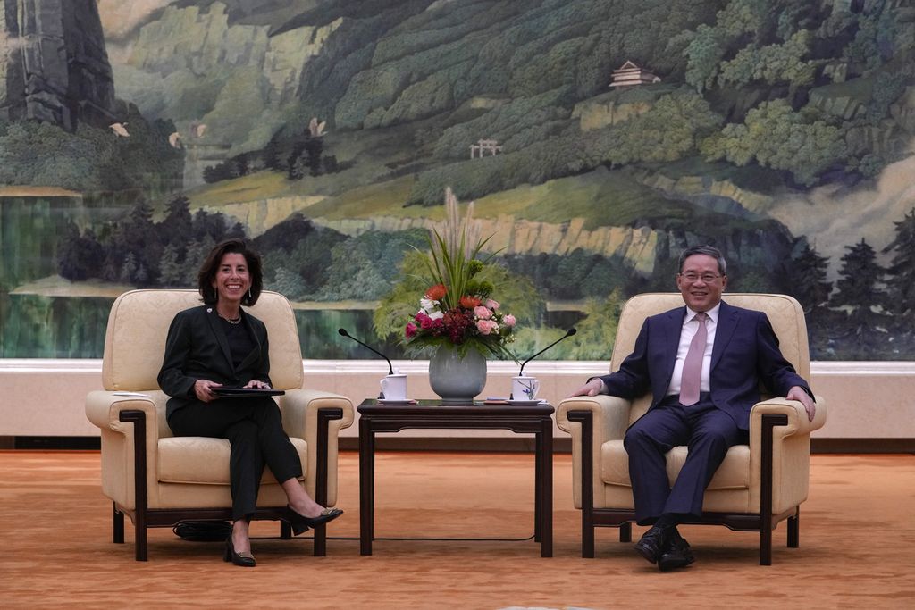 Perdana Menteri China Li Qiang (kanan) berbicara dengan Menteri Perdagangan Amerika Serikat Gina Raimondo dalam pertemuan di Aula Besar Rakyat, Beijing, China, 29 Agustus 2023. 