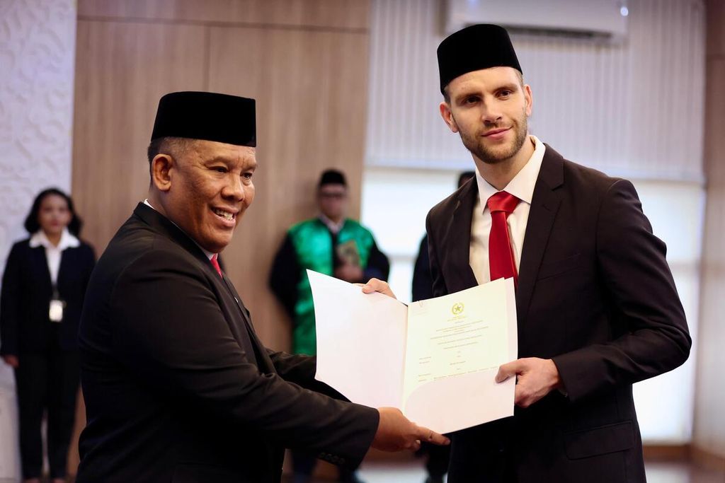 Maarten Paes menunjukkan dokumen naturalisasinya setelah mengambil sumpah WNI di Jakarta, Selasa (30/4/2024). Maarten menjadi pemain naturalisasi ke-11 pada durasi 2021-2024.