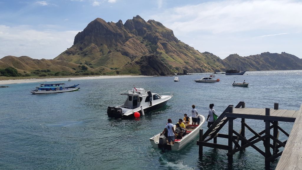  A number of tourists left Padar Island, West Manggarai Regency, NTT, on Friday (6/24/2022). They sailed to other tourist locations such as Komodo Island.