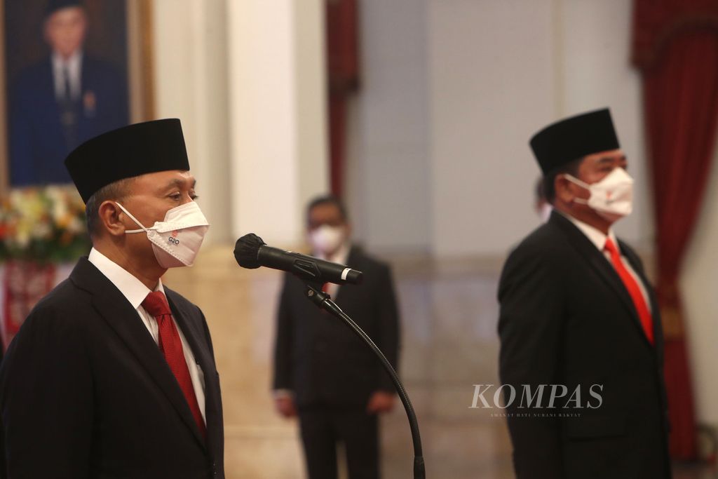 The inauguration of the Minister of Trade Zulkifli Hasan (left) and the Minister of Agrarian and Spatial Planning/Deputy Head of the National Land Agency Hadi Tjahjanto (right) by President Joko Widodo at the State Palace, Jakarta, Wednesday (15/6/2022). Apart from them, the President also appointed King Juli Antoni as Deputy Minister of ATR/BPN, Wempi Watimpo as Deputy Minister of Home Affairs, and Afriansyah Noor as Deputy Minister of Manpower.