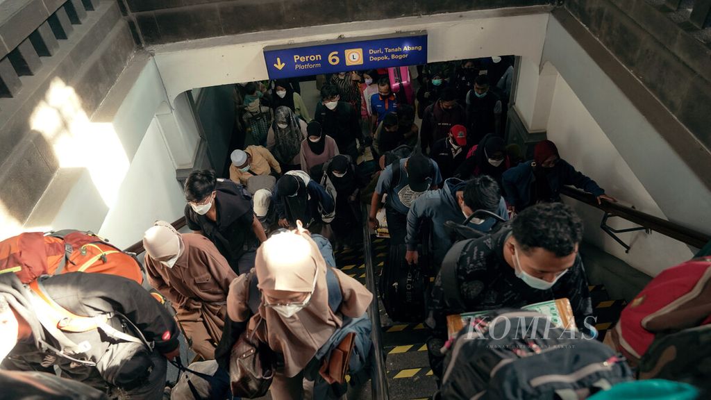 Penumpang KA Kertajaya (Surabaya-Jakarta) tiba di Stasiun Pasar Senen, Jakarta Pusat, Minggu (8/5/2022). Kedatangan penumpang dari daerah lain tujuan Daop 1 Jakarta mulai meningkat. 