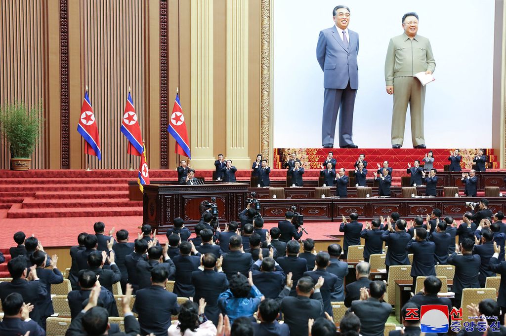 Pemimpin Korea Utara Kim Jong Un (tengah, kiri) menghadiri sidang sesi ke-10 Majelis Rakyat Tertinggi (Majelis Nasional) Ke-14 di Aula Majelis Mansudae di Pyongyang, Korea Utara, 15 Januari 2024. 
