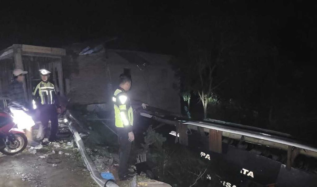 The members of Polres Tanggamus checked the location of the bus accident on the West Sumatra Highway, precisely in Pekon Sedayu, Semaka District, Tanggamus Regency, Lampung, on Wednesday (May 22nd, 2024) in the early morning. The condition of the bus is severely damaged.