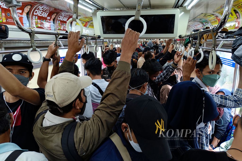 Penumpang memenuhi gerbong KRL Commuterline yang melaju dari Stasiun Tanah Abang, Jakarta tujuan Rangkas Bitung, Banten, Kamis (24/2/2022). 