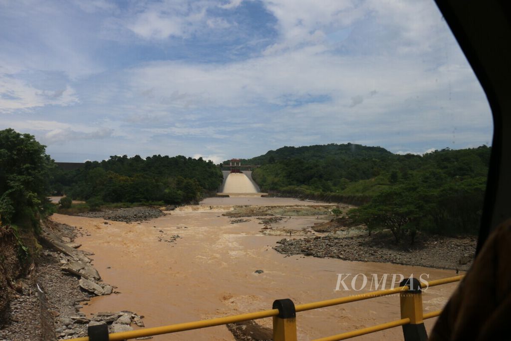 Sungai Jeneberang meluap ketika pintu air Bendungan Bili-bili dibuka pada 22 Januari lalu. Akibatnya, banjir melanda Kabupaten Gowa dan Kota Makassar.