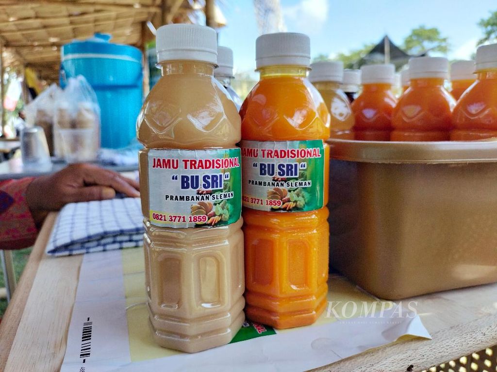 Produk jamu siap minum yang dikemas dalam botol ditampilkan dalam Festival Sewu Bakul Jamu, Selasa (19/12/2023), di kompleks Candi Banyunibo di Kabupaten Sleman, Daerah Istimewa Yogyakarta.