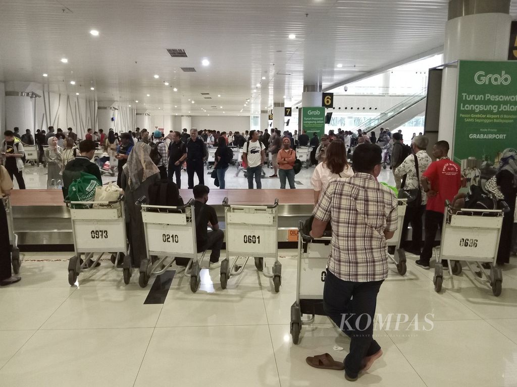 Penumpang menunggu pengambilan barang bawaan di Bandara Internasional Sultan Aji Muhammad Sulaiman (SAMS), Sepinggan, Balikpapan, Kalimantan Timur, Minggu (29/10/2023). 