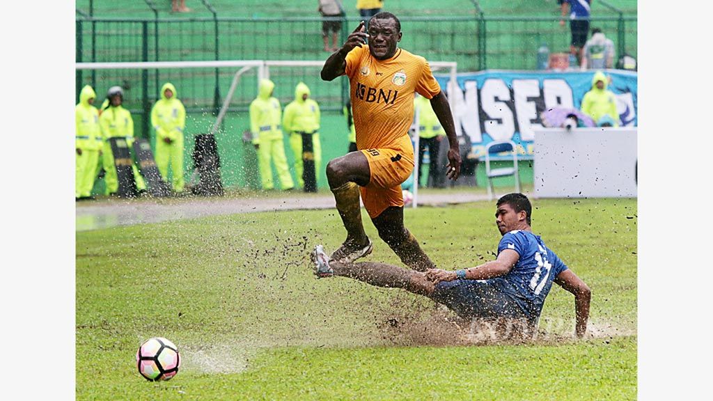 Pemain belakang PSIS Semarang, M Rio Saputro (kanan),   menghadang laju striker Bhayangkara FC, Herman Dzumafo (kiri), dalam laga Piala Presiden Grup E, Sabtu (20/1), di Stadion Gajayana, Malang.  Bhayangkara FC memenangi laga itu dengan skor 1-0.