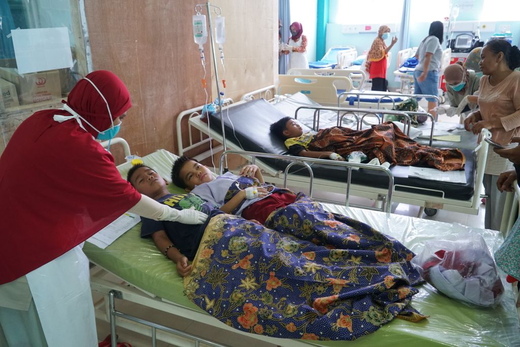 Ilustrasi: Petugas kesehatan melakukan perawatan terhadap siswa SD 29 Gunung Sarik yang mengalami keracunan jajanan bakso bakar di instalasi gawat darurat RSUD dr Rasidin Padang, Sumatera Barat, Selasa (11/1/2022). 