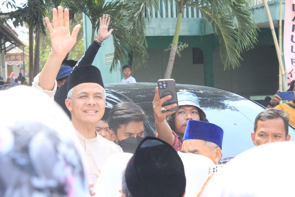 Bakal calon presiden dari Partai Demokrasi Indonesia Perjuangan, Ganjar Pranowo, berkunjung ke Pondok Pesantren Al-Jauhariyah Balerante, Kabupaten Cirebon, Jawa Barat, Minggu (8/10/2023). 