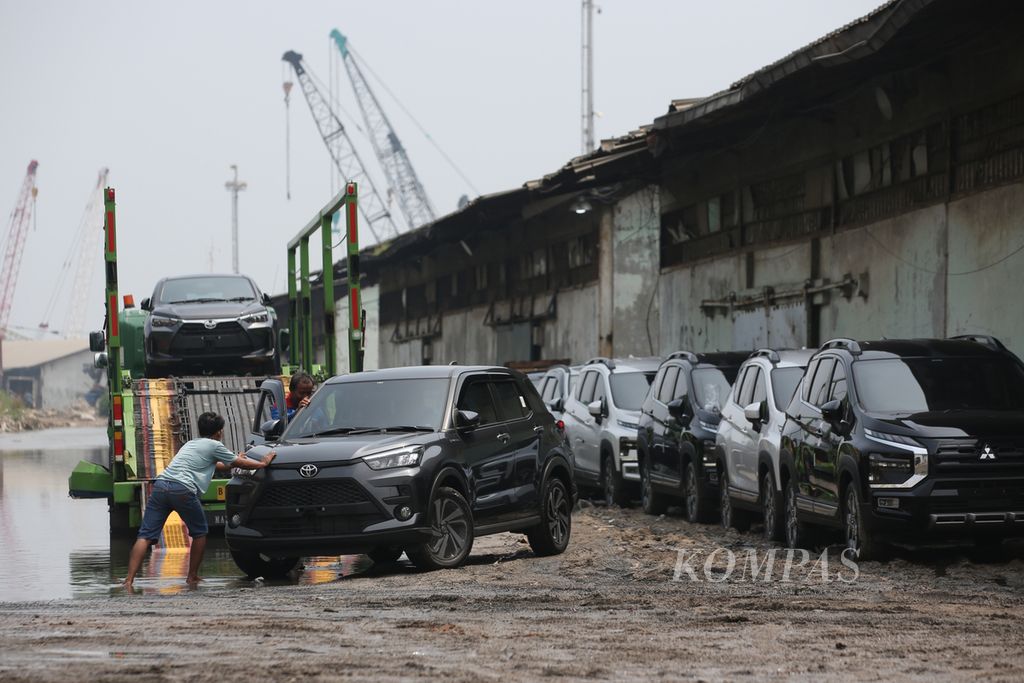 Pekerja menurunkan mobil sebelum diangkut ke dalam kapal barang di Pelabuhan Rakyat Sunda Kelapa, Jakarta, Kamis (28/3/2024). Gabungan Industri Kendaraan Bermotor Indonesia (Gaikindo) menargetkan penjualan <i>wholesales </i>(dari pabrik ke diler) sepanjang 2024 sebanyak 1,1 juta unit atau naik 10 persen dari tahun sebelumnya.