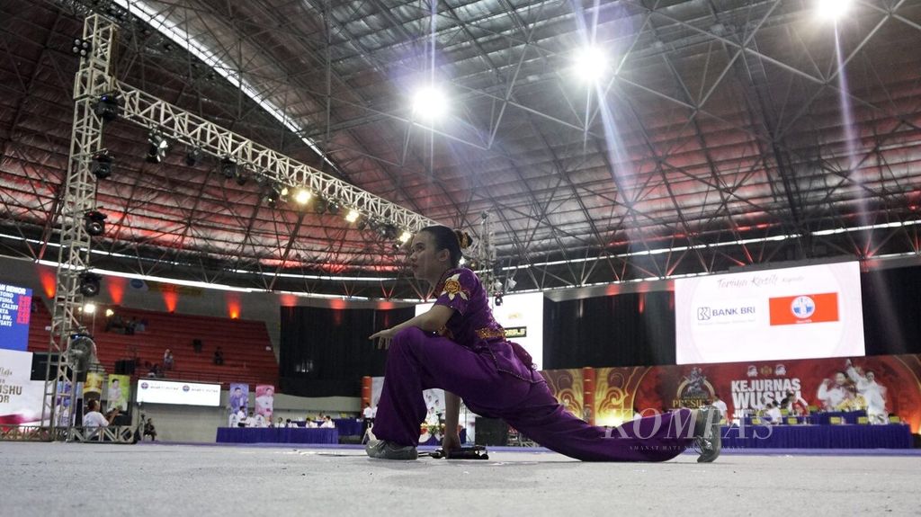 Kejuaraan Nasional Wushu Junior dan Senior - Atlet wushu Nandira Mauriska dari Jakarta melakukan pemanasan sebelum tampil dalam nomor shuang jian senior putri pada Kejuaraan Nasional Wushu Junior dan Senior di GOR Among Rogo, Yogyakarta, Senin (2/4). Kejuaraan tersebut diikuti oleh 711 atlet dari 26 provinsi.