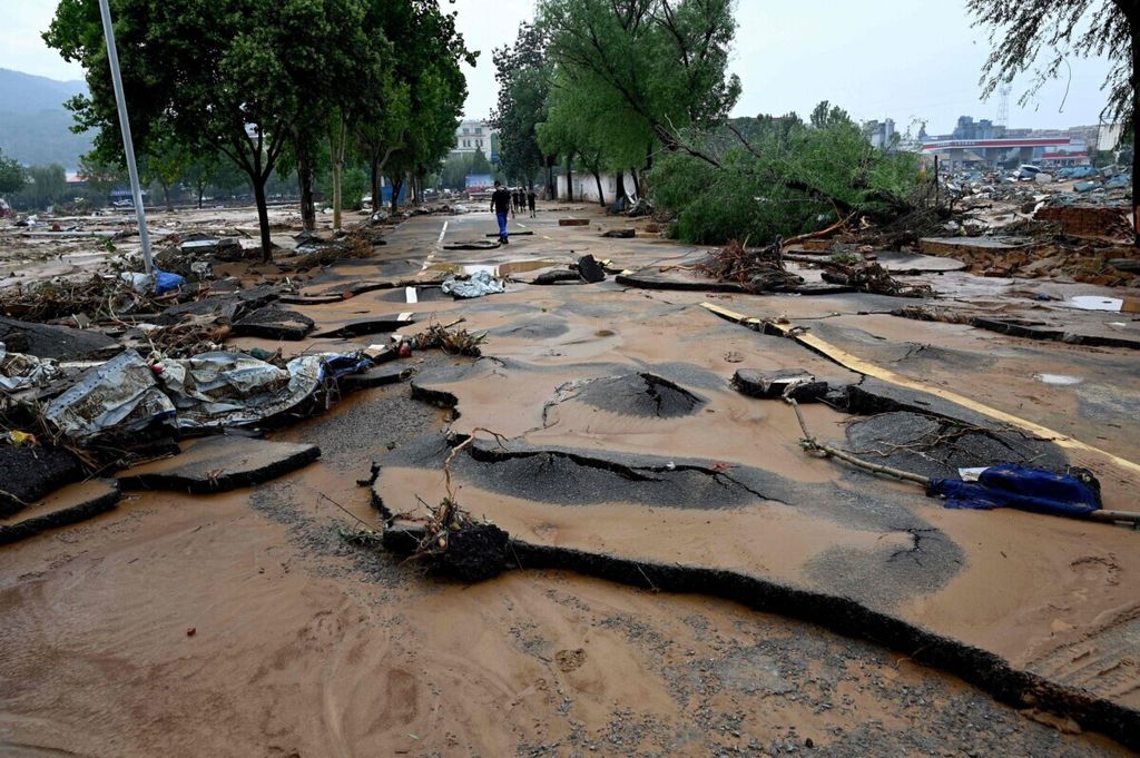 Tampak jalan rusak setelah banjir besar dan tanah longsor melanda kota Gongyi di dekat Zhengzhou, Provinsi Henan, China tengah, 22 Juli 2021. 