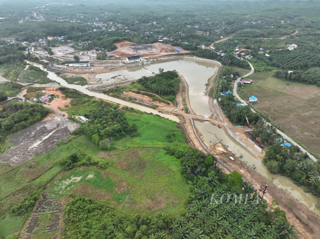 Pembangunan <i>intake</i> air bersih Sungai Sepaku di Panajam Paser Utara, Kalimantan Timur, Senin (6/11/23). Pembangunan ini untuk memenuhi kebutuhan air baku untuk Ibu Kota Nusantara nantinya.