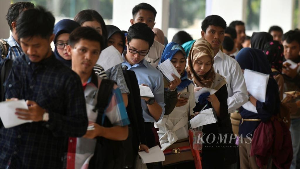 Pencari kerja antre memasuki ajang bursa kerja di Istora Senayan, Jakarta, Rabu (12/12/2018). 