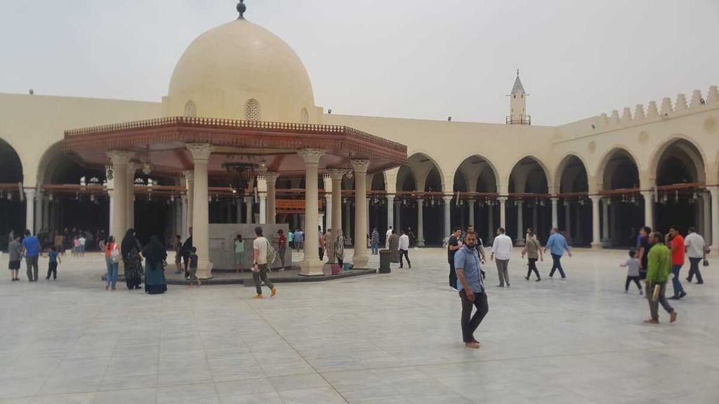 Pengunjung berada di bagian tengah yang terbuka pada Masjid Amr bin Ash, masjid tertua di Mesir dan Afrika, di Kairo, Mesir, seperti terlihat pada hari Sabtu, 27 Mei 2023.