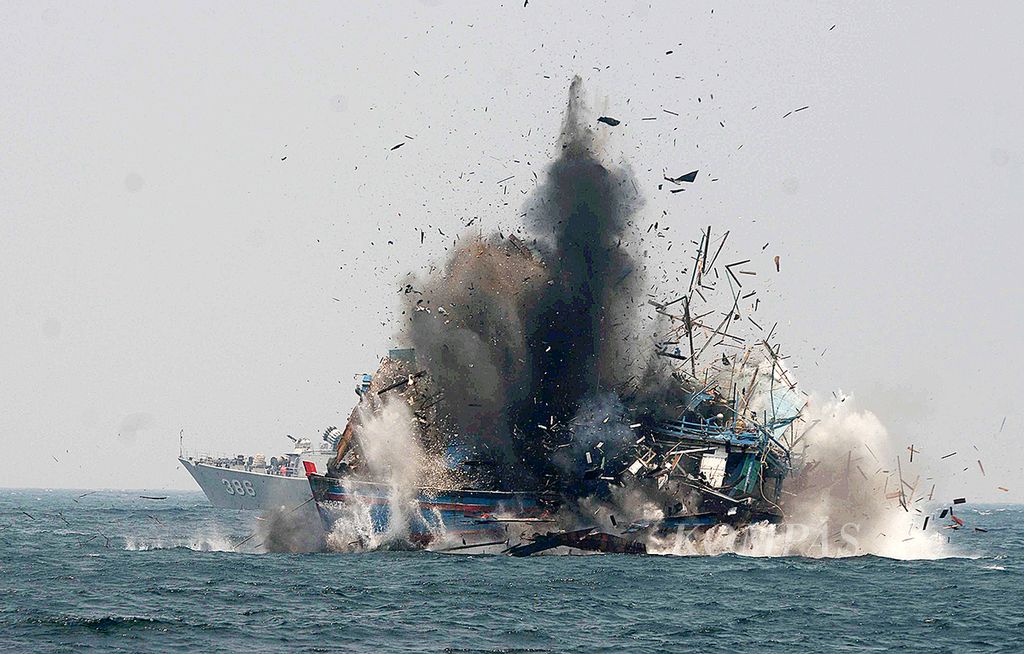 Kapal nelayan asing yang melakukan penangkapan ikan di perairan Indonesia secara ilegal ditenggelamkan dengan cara diledakkan di sekitar perairan Pontianak, Kalimantan Barat, Agustus 2015. 