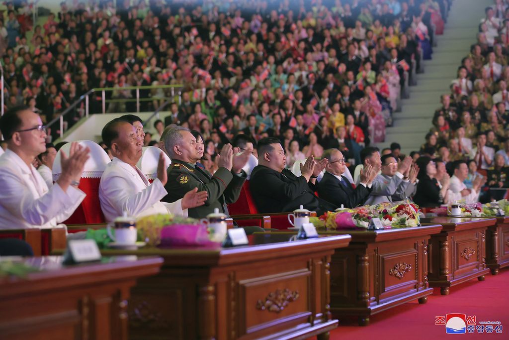 Dalam foto yang dirilis Pemerintah Korea Utara, Pemimpin Korut Kim Jong Un, Menteri Pertahanan Rusia Sergei Shoigu (ketiga dari kiri), dan Wakil Ketua Komite Tetap Kongres Rakyat Nasional China Li Hongzhong (kelima dari kiri) menyaksikan pertunjukan untuk memperingati 70 tahun gencatan senjata Perang Korea, 27 Juli 2023, di Pyongyang. 