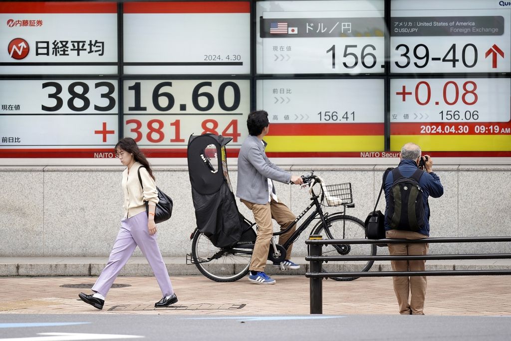 Nilai tukar yen terhadap dollar AS pada Selasa (30/4/2024) terlihat di Tokyo, Jepang.