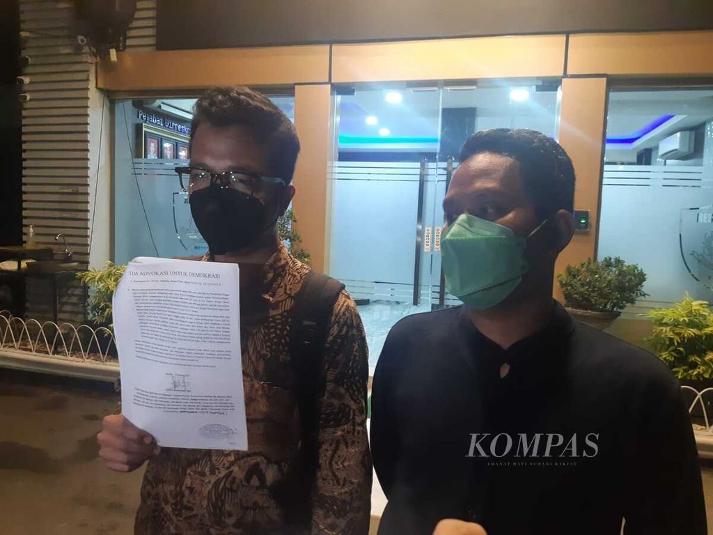 Perwakilan koalisi masyarakat sipil menunjukkan dokumen laporan ke polisi yang ditolak Polda Metro Jaya, Rabu (23/3/2022).