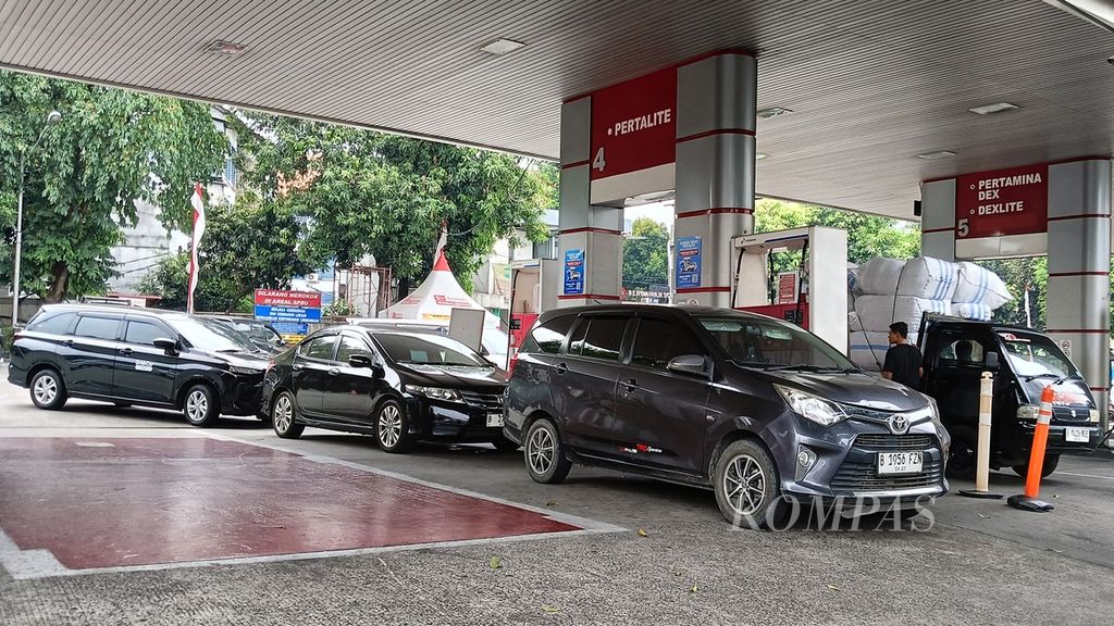 Sejumlah mobil mengantre di jalur pengisian pertalite di SPBU Benhil, Jumat (30/8/2024). Ke depan, mobil harus mendaftar QR Code untuk bisa mengisi pertalite.