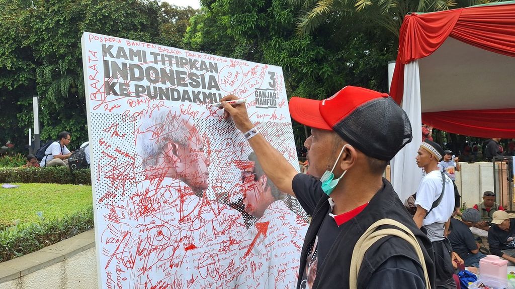Warga mendukung pasangan capres-cawapres nomor urut 3, Ganjar Pranowo-Mahfud MD, dalam kampanye akbar bertema Harapan Jutaan Rakyat atau Hajatan Rakyat di Stadion Gelora Bung Karno, Senayan, Sabtu (3/2/2024).