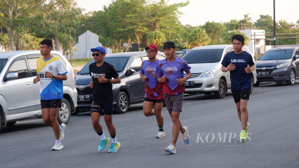 Beberapa anggota komunitas South Borneo Runners atau SB Runners berlari di dalam kawasan Perumahan CitraLand Banjarmasin di Kertak Hanyar, Kabupaten Banjar, Kalimantan Selatan, Kamis (26/10/2023) sore.