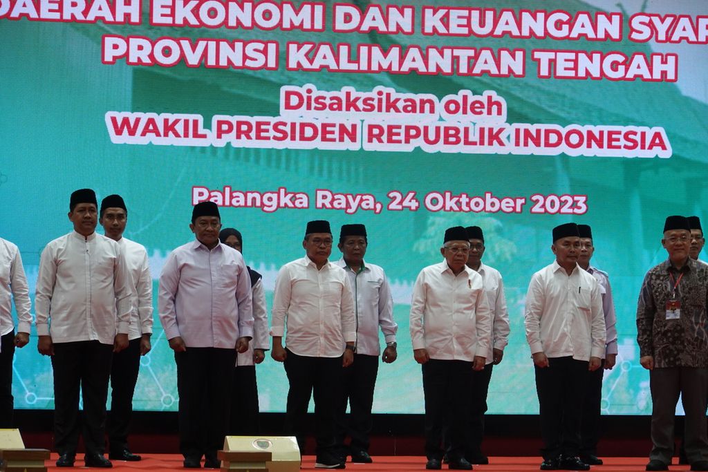 Wakil Presiden Ma’ruf Amin berfoto bersama pada acara Pengukuhan Komite Daerah Ekonomi dan Keuangan Syariah (KDEKS) Provinsi Kalimantan Tengah (Kalteng) di Kantor Gubernur Kalteng, Palangkaraya, Selasa (24/10/2023). 