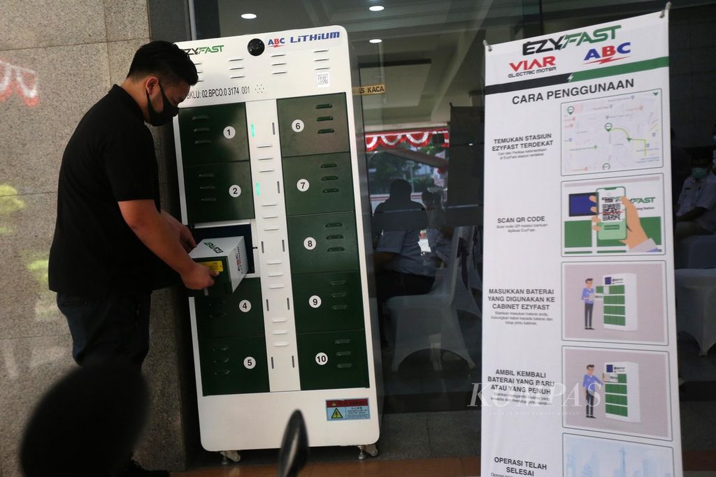 Petugas hendak mencoba menukarkan baterai motor listrik saat uji coba stasiun penukaran baterai kendaraan listrik umum di Jakarta, Senin (31/8/2020). 