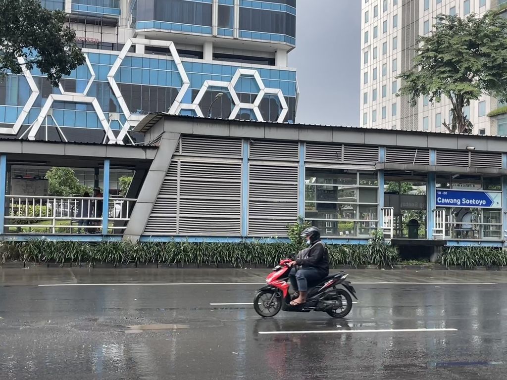 Pengendara motor melintasi Jalan Mayjen DI Panjaitan, Jakarta Timur, pada Jumat (3/3/2023). Ada sekitar delapan titik aspal berlubang mulai dari depan Halte Cawang Soetoyo hingga bawah tol layang Cawang-Grogol.