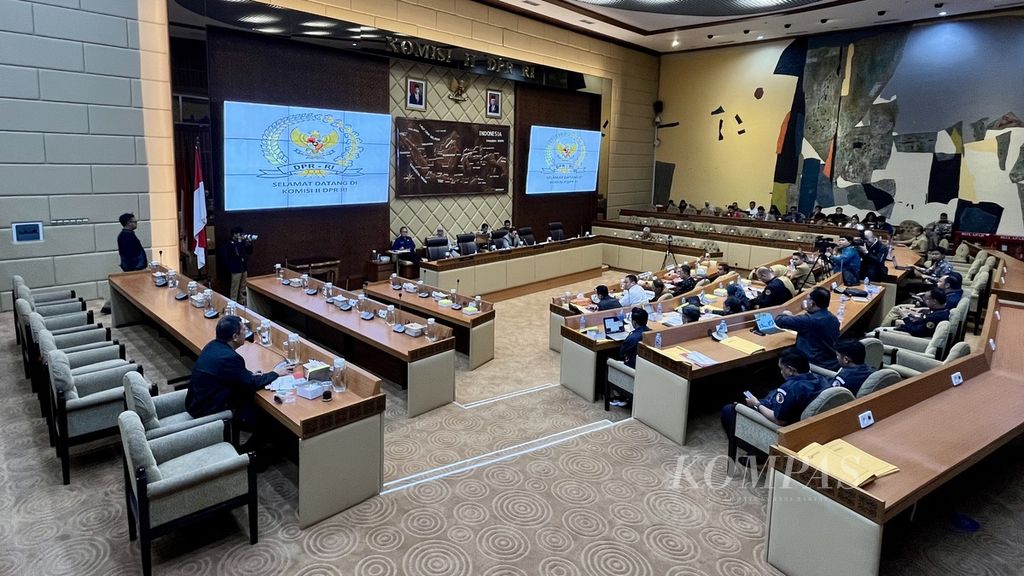 Suasana rapat dengar pendapat Komisi II DPR dengan Dirjen Politik dan Pemerintahan Umum Kemendagri, KPU, Bawaslu, dan DKPP yang digelar di Kompleks Parlemen, Senayan, Jakarta, Senin (20/11/2023). Dalam rapat tersebut, tidak ada satu pun anggota KPU yang hadir karena sedang berada di luar negeri.