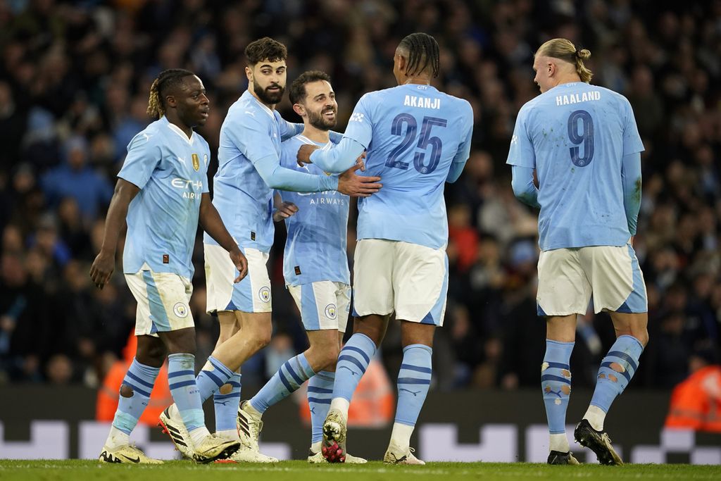 The celebration of Manchester City midfielder Bernardo Silva along with his teammates after Silva scored the second goal in the quarter-final match of the FA Cup between Manchester City and Newcastle at Etihad Stadium, Manchester, on Sunday (17/3/2024) early morning Western Indonesia Time.