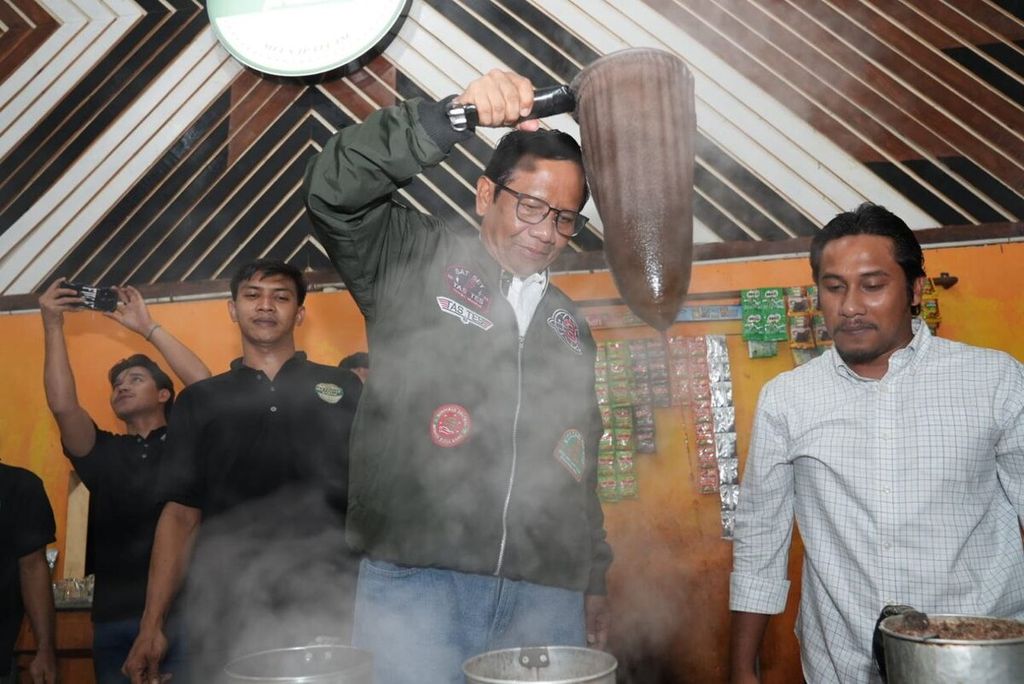 Calon wakil presiden nomor urut 3, Mahfud MD, membuat kopi khas Aceh di Pendopo MZ Coffee pada acara Tabrak Prof! di Banda Aceh, Aceh, Rabu (31/1/2024) malam.