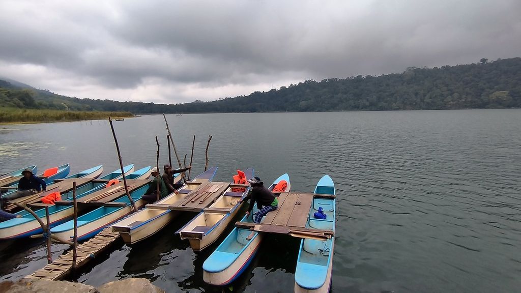 Lanskap Danau Tamblingan di Desa Munduk, Kecamatan Banjar, Buleleng, Bali, Selasa (19/9/2023). Danau Tamblingan merupakan satu dari tiga danau kembar yang terbentuk dalam sebuah kaldera besar dan terus dijaga kelestariannya oleh Masyarakat Adat Dalem Tamblingan.