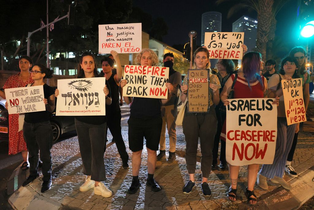 Aktivis sayap kiri Israel memegang plakat dan meneriakkan slogan-slogan saat demonstrasi menentang perang dengan Gaza di Tel Aviv, Sabtu (4/11/2023). 