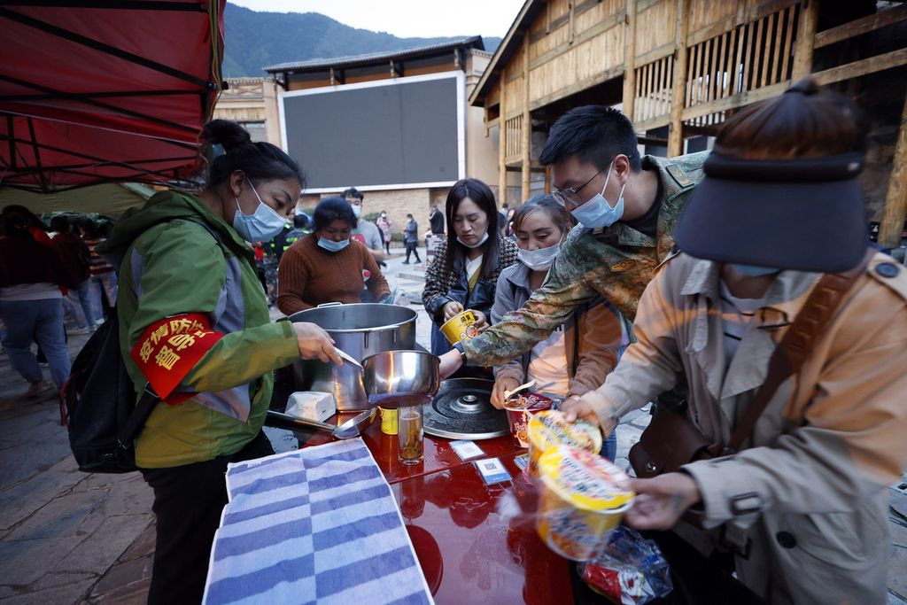 Foto yang disediakan Kantor Berita China, Xinhua menunjukkan penyaluran bantuan untuk warga Moxi di Kabupaten Luding, Provinsi Sichuan, China, setelah gempa bumi melanda daerah itu pada Senin (5/9/2022). 