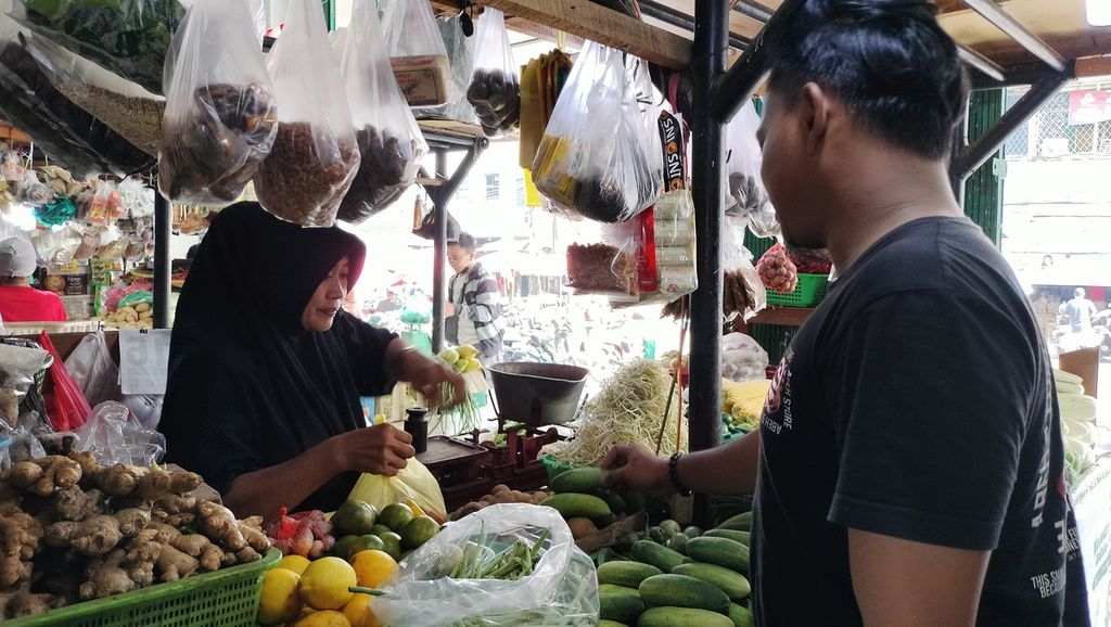 Transaksi antara pedagang dan pembeli di Pasar Gang Kancil, Tamansari, Jakarta Barat, Jumat (7/10/2022).