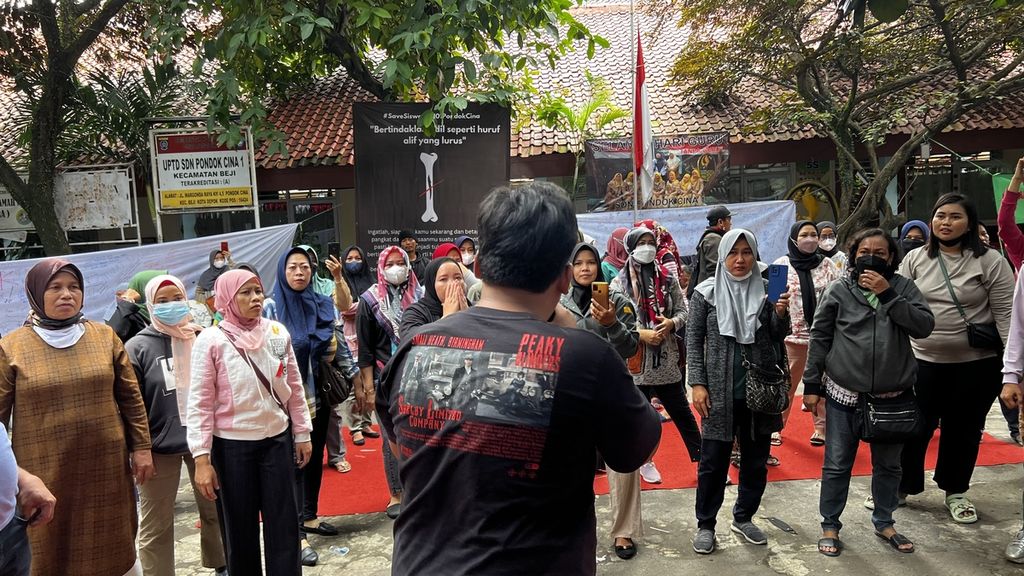 Puluhan orangtua di dalam sekolah melarang pihak Satpol PP untuk masuk ke sekolah di SDN Pondok Cina 1 Depok Jawa Barat, Minggu (11/12/2022)