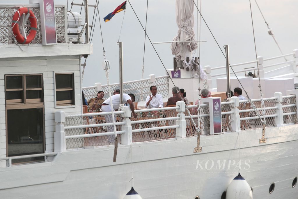 Presiden Joko Widodo mengajak para pemimpin ASEAN dan pendampingnya naik kapal pinisi Ayana Lako Di'a di sela-sela KTT Ke-42 ASEAN di Labuan Bajo, Manggarai Barat, Nusa Tenggara Timur, Rabu (10/5/2023). Dalam KTT itu, para pemimpin ASEAN mengadopsi deklarasi untuk meningkatkan keterhubungan sistem pembayaran kawasan.  