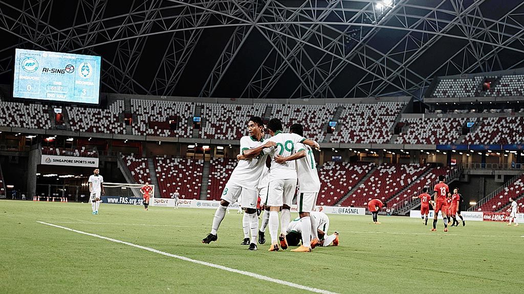 Pemain   tim nasional sepak bola U-23 Indonesia merayakan gol Septian David Maulana ke gawang timnas  Singapura U-23, Rabu (21/3) malam, di Stadion Nasional, Singapura. Indonesia memenangi laga persahabatan itu dengan skor 3-0.  