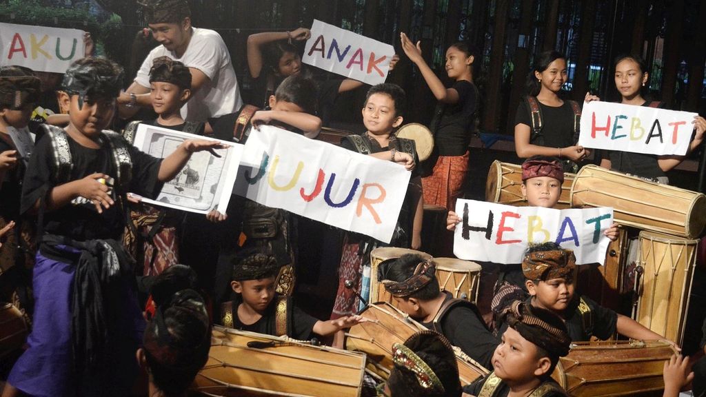 Sejumlah anak membentangkan poster antikorupsi saat kegiatan Selebrasi Anak Jujur di Taman Budaya Bali, Denpasar, Bali, Rabu (14/12).