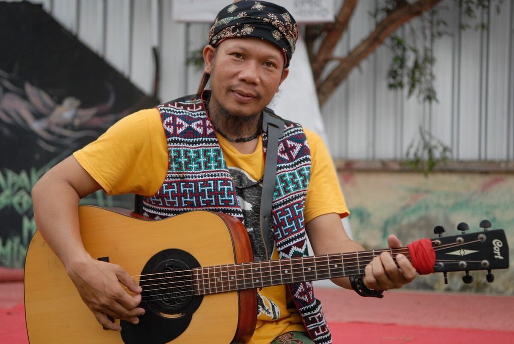 Ismet Raja Tengah Malam, musisi lingkungan di Jambi.