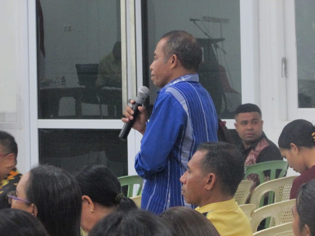 Urbanus Reko sebagai Ketua Koperasi Solidaritas Kupang saat bertanya dalam seminar koperasi di Kupang, Jumat (28/7/2023) malam.