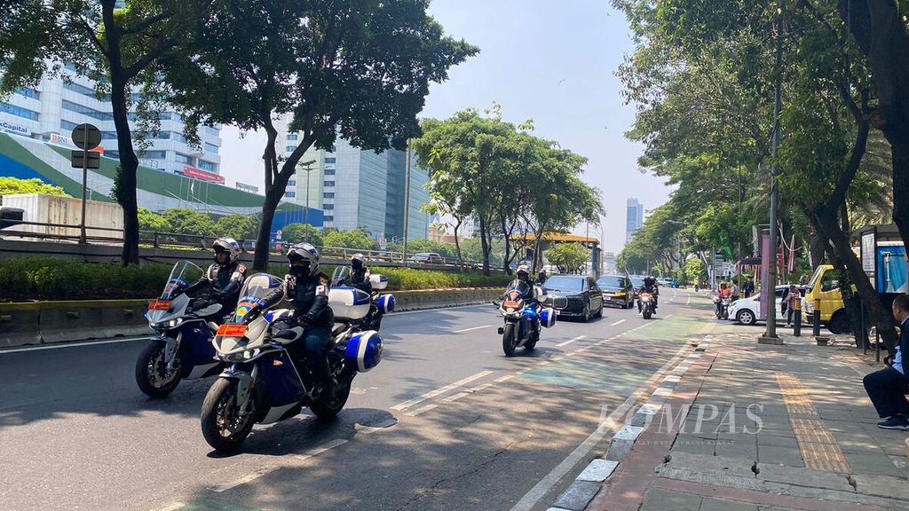 Polisi tengah mengawal salah tamu dari Malaysia pada acara KTT ASEAN 2023 di kawasan Jalan Gatot Subroto, Jakarta Selatan, Senin (4/9/2023).
