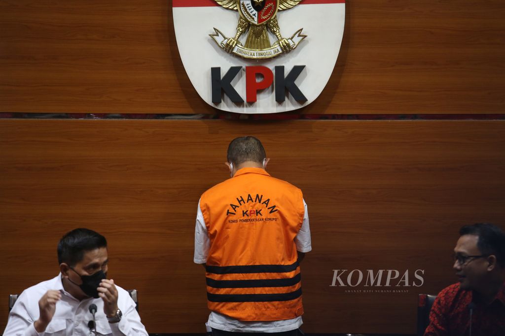 Mantan Direktur Jenderal Hortikultura Kementerian Pertanian, Hasanuddin Ibrahim ditahan Komisi Pemberantasan Korupsi (KPK) seusai menjalani pemeriksaan di Gedung KPK, Jakarta, Jumat (20/5/2022). 