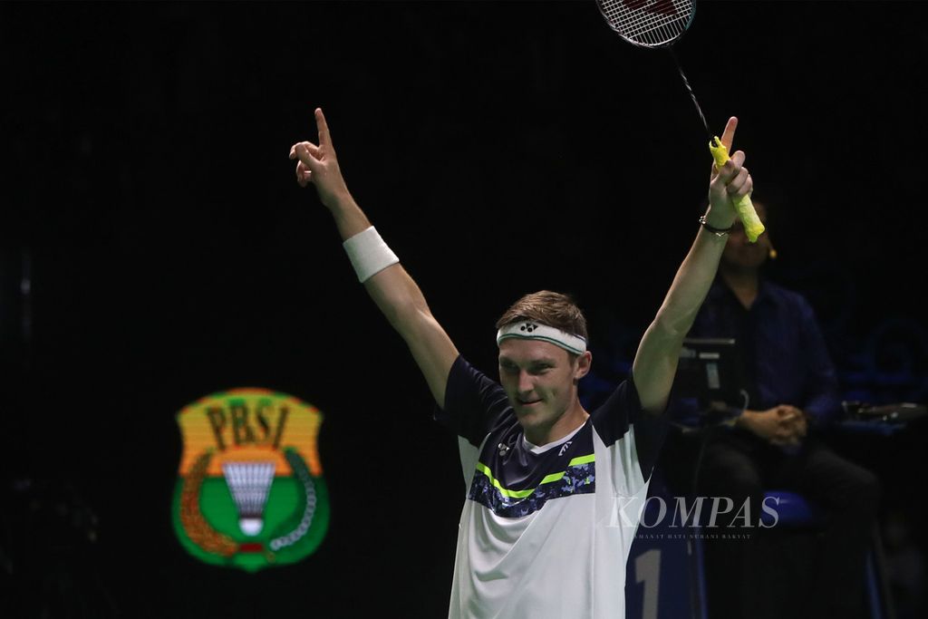 Danish badminton player Viktor Axelsen celebrates after defeating Zhao Jun Peng (China) in the final of the East Ventures Indonesia Open 2022 at Istora Gelora Bung Karno, Jakarta, Sunday (19/6/2022). Axelsen won 21-9, 21-10.