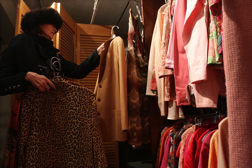 Nancy McDaniel melihat-lihat pakaian bekas di City Opera Thrift Shop, New York, Amerika Serikat, 28 Februari 2008. 