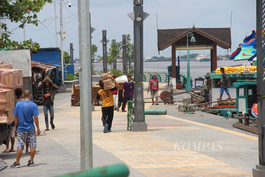 Para buruh pikul di tepian Sungai Kapuas, Kota Pontianak, Kalimantan Barat, Senin (5/2/2024).