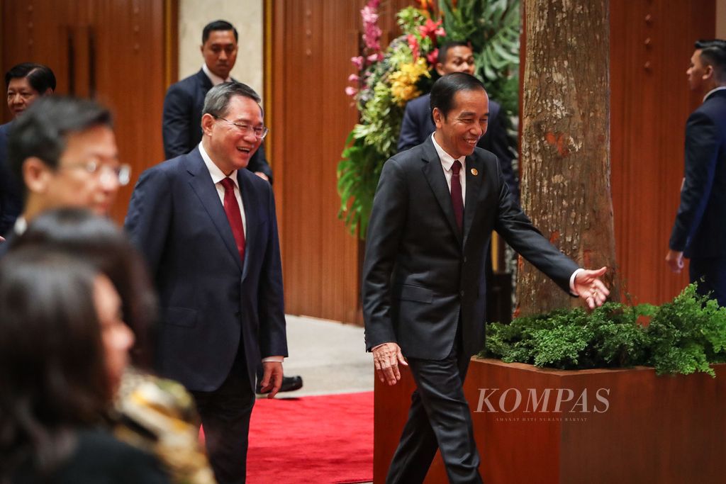 Presiden RI Joko Widodo (kanan) dan Perdana Menteri China Li Qiang (kiri) berjalan menuju lokasi foto bersama sebelum konferensi di Jakarta, Rabu (6/9/2023). ASEAN dan China bertemu dalam rangkaian KTT ke-43 ASEAN.